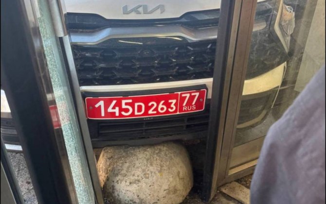 Автомобиль посольства Азербайджана протаранил вход в метро в Москве-Видео