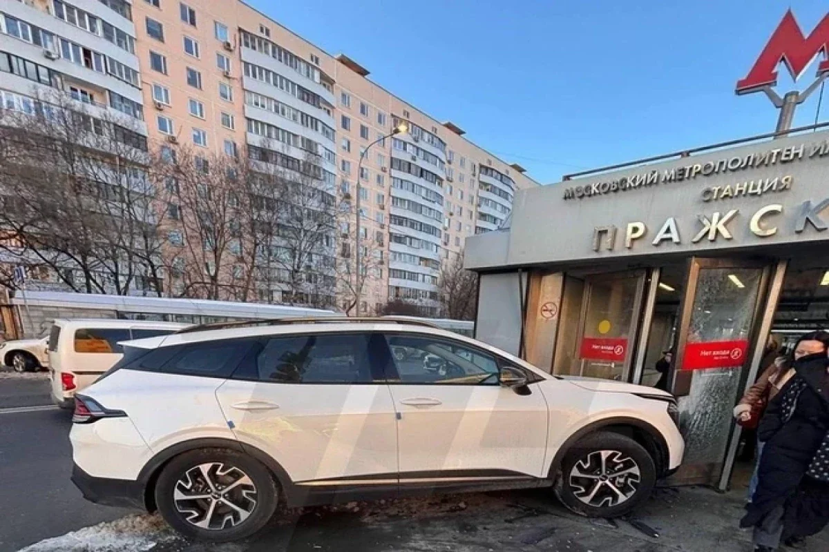 Azərbaycan səfirliyinin avtomobili Moskvada qəzaya düşüb