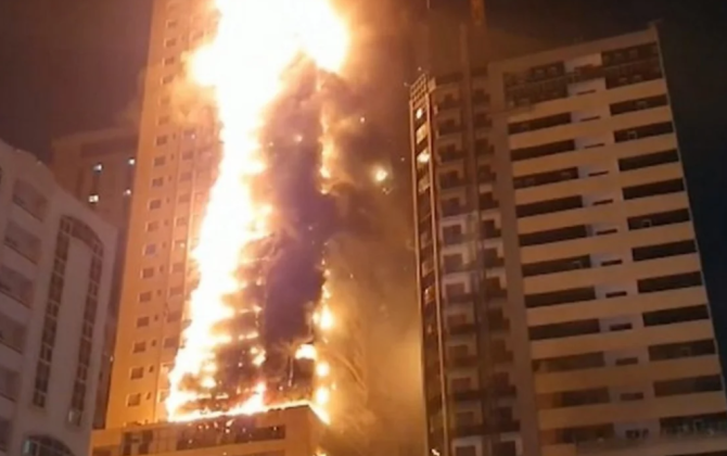 Küveytdəki Sosial Təminat Qülləsi zərbədən sonra alovlanıb