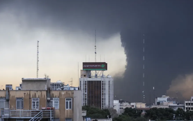 İranda neft anbarına zərbə endirilib, ölən və yaralananlar var