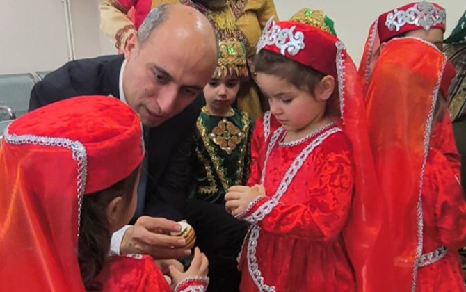 Emin Əmrullayev bağçada uşaqlarla yumurta döyüşdürdü - VİDEO