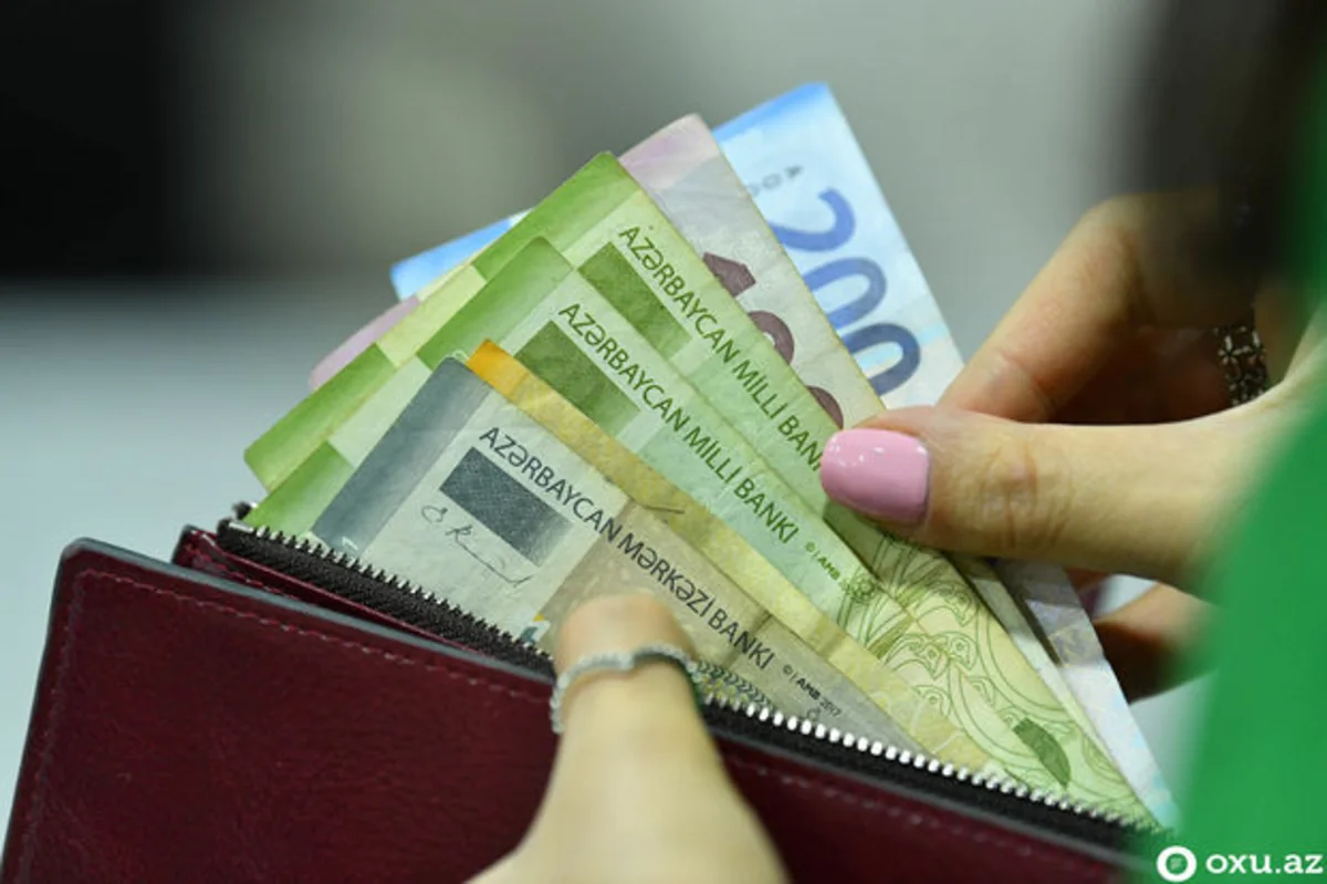 В Баку среднемесячная зарплата выросла почти на 9%