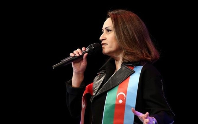 Xalq artisti məşhur türk aparıcıya 