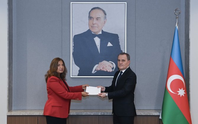 Kolumbiyanın yeni səfiri etimadnaməsinin surətini Ceyhun Bayramova təqdim edib