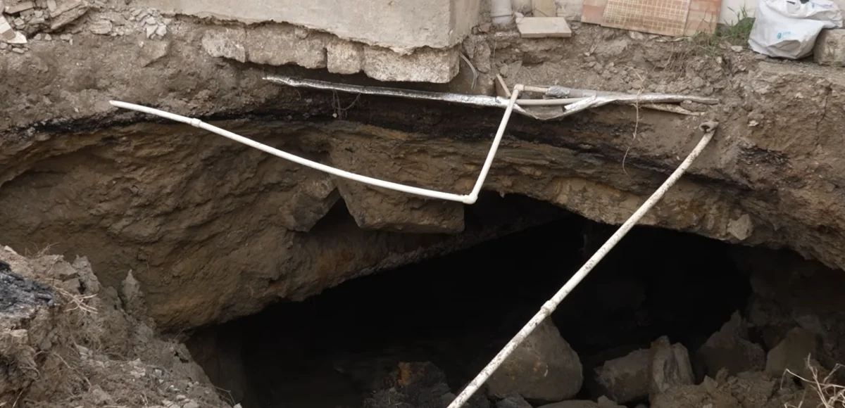 Kanalizasiya kollektorunun üzərində tikilən təhlükəli evlər: Əhmədli sakinlərinin problemi - VİDEO