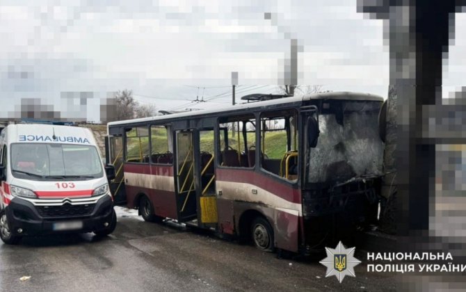 Российский БПЛА поразил маршрутный автобус в Херсоне: есть пострадавшие