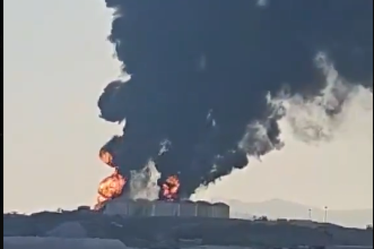 İran Omanın yanacaq anbarlarına zərbə endirib, güclü yanğın başlayıb - VİDEO