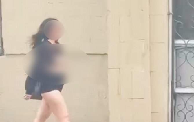 Bakıda yarıçılpaq gəzən qadın xəstəxanaya yerləşdirildi - VİDEO