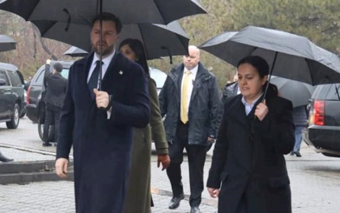 Paşinyan Vensə Qarabağla bağlı kitab hədiyyə edən direktoru işdən çıxardı - FOTO