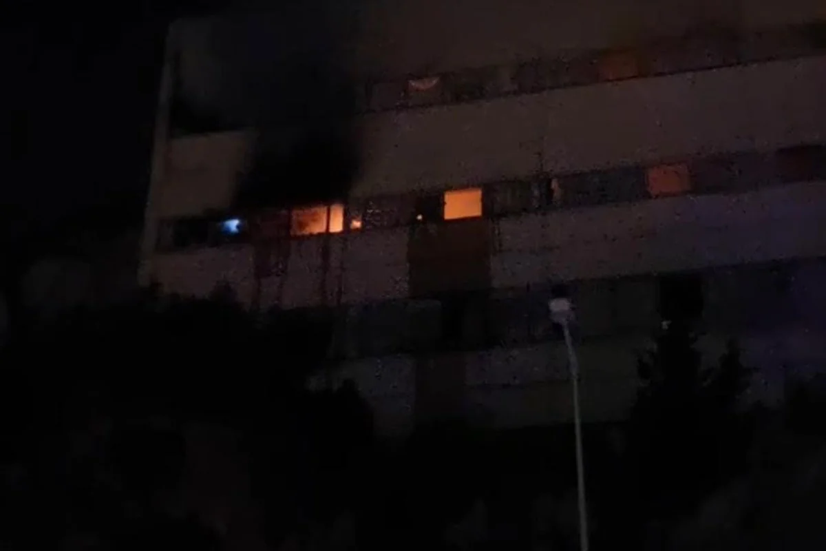 В Баку произошел пожар в 9-этажном жилом здании