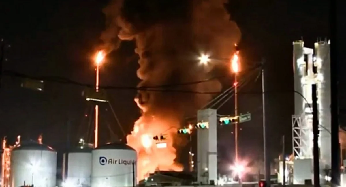 Neft-kimya zavodunda güclü partlayış və yanğın baş verib