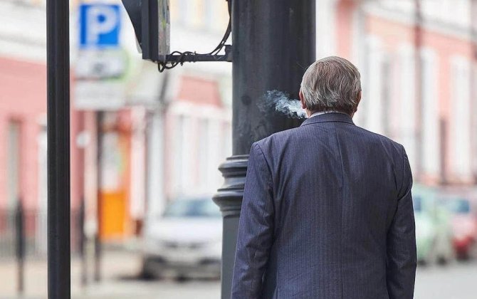 Yeriyərkən siqaret çəkməyin təhlükəli tərəfləri