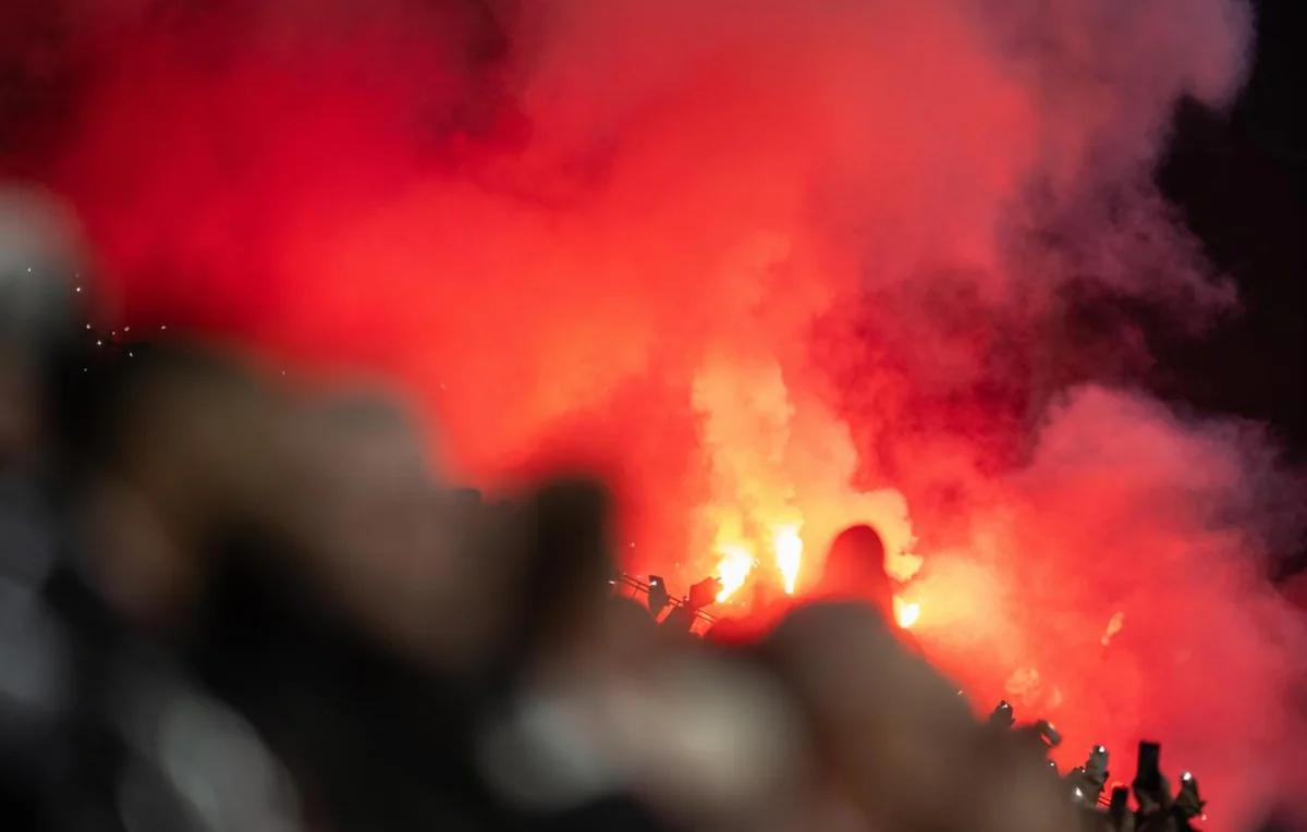 Матч Кубка Швеции по футболу был приостановлен из-за беспорядков - ВИДЕО