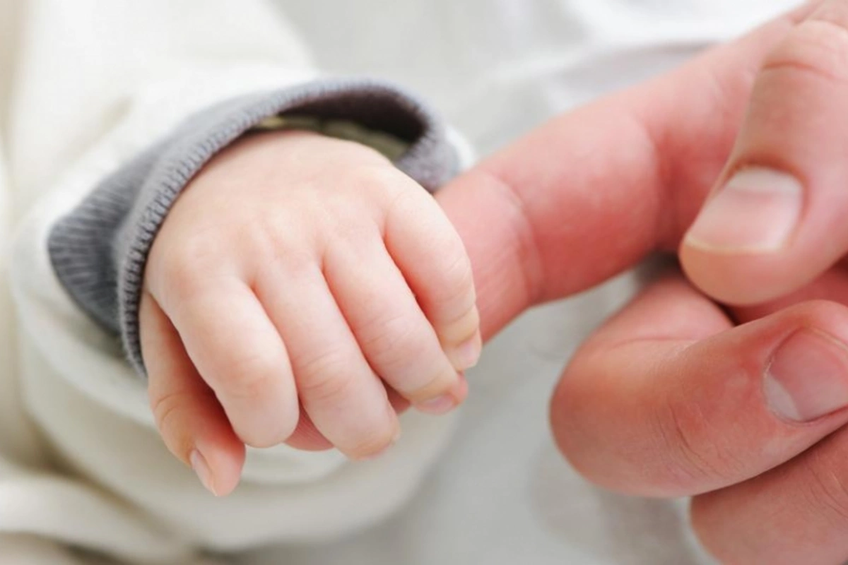 В Товузе мать бросила маленькую дочь