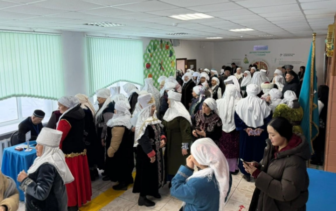 Qazaxıstandakı referendumda 60 qayınana və 60 gəlin birlikdə səs verdi - FOTO