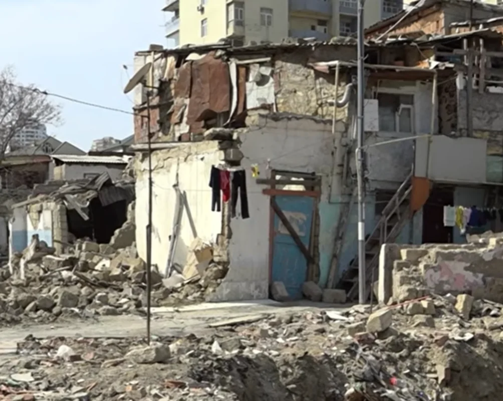 Bakıda evlərin sökülməsi gərginlik yaradır: Kiçik mülk sahibləri böyük mənzil tələb edirlər - VİDEO