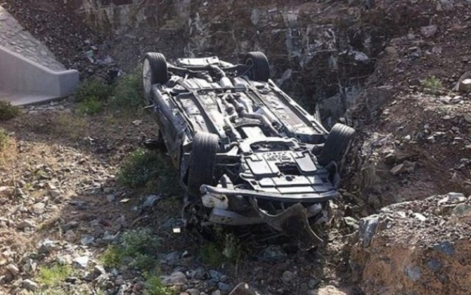 Qusarda “Mercedes” dərəyə aşdı - 5 nəfər yaralandı