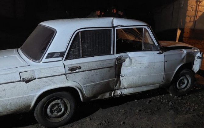 Mingəçevirdə maşın evin darvazasına çırpıldı - Xəsarət alan var