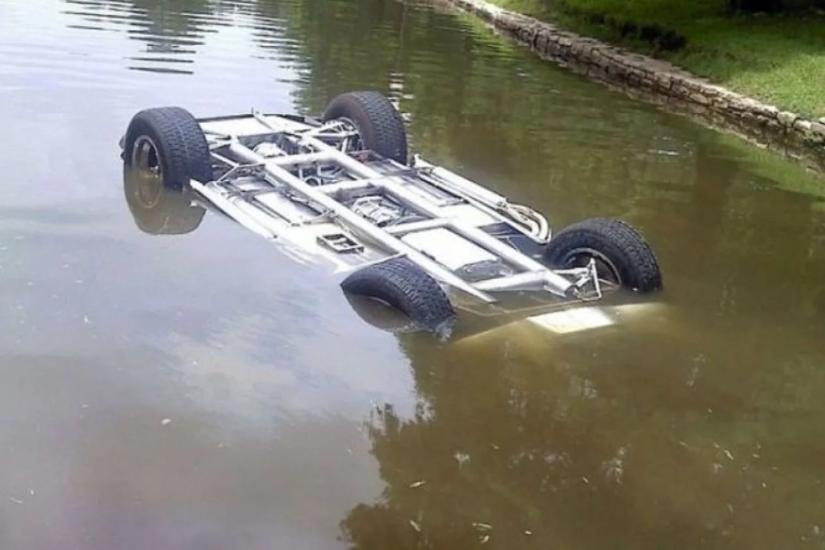 В Нахчыване автомобиль опрокинулся в водоканал: пострадали четыре члена одной семьи