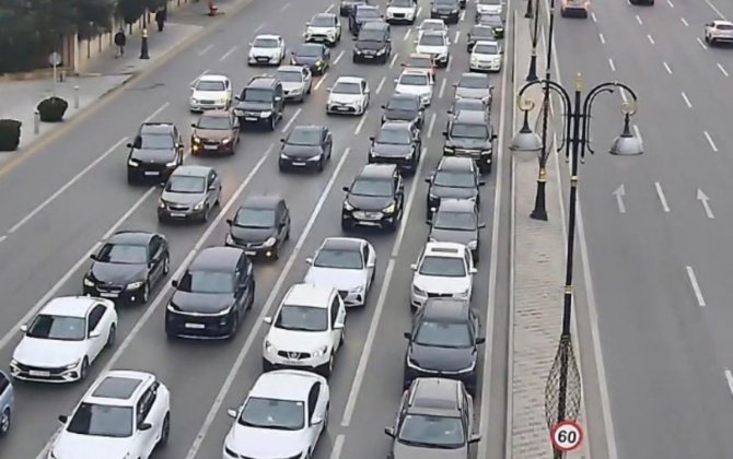 В Баку на 18 улицах и проспектах затруднено движение транспорта