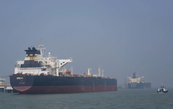 Pakistanın neft tankeri Hörmüz boğazından keçdi...-