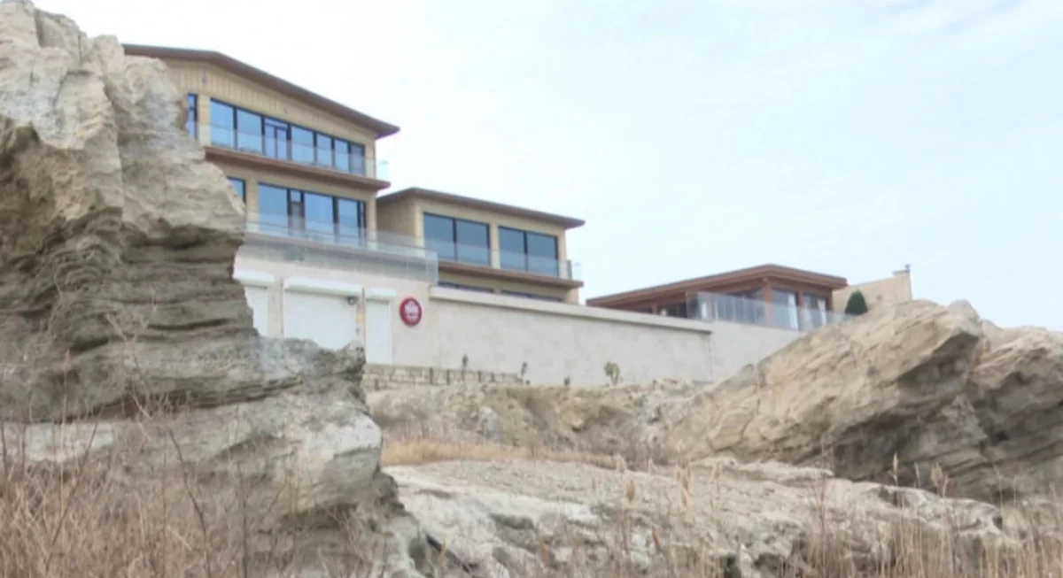 Buzovnada tarixi qayalıqlar üzərində inşa edilən qanunsuz tikililər niyə sökülmür? - VİDEO