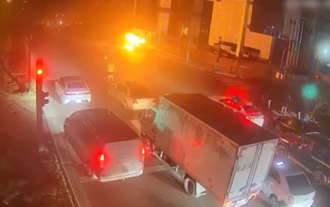 Bakıda maşın yandı - VİDEO