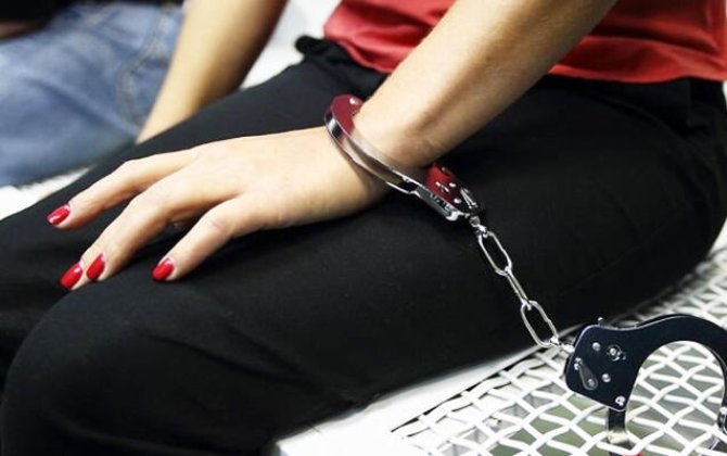 Qadın kafedə işıqları söndürüb rəqs etdi, həmcinsini boşqabla yaraladı və həbs olundu