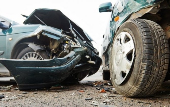 Sabirabadda mikroavtobus minik maşını ilə toqquşub