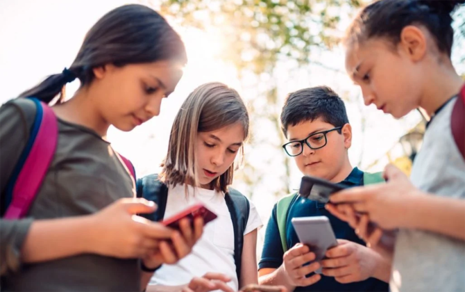 Bu ölkə məktəblərdə telefondan istifadəni qadağan etdi