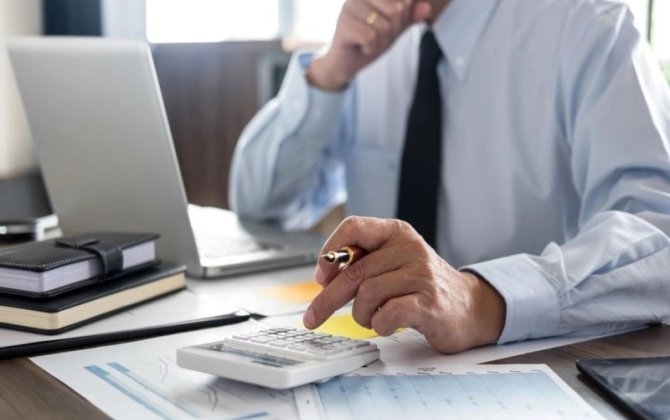 Dövlət qulluqçularının maaşlarının baza hissəsi artırıldı