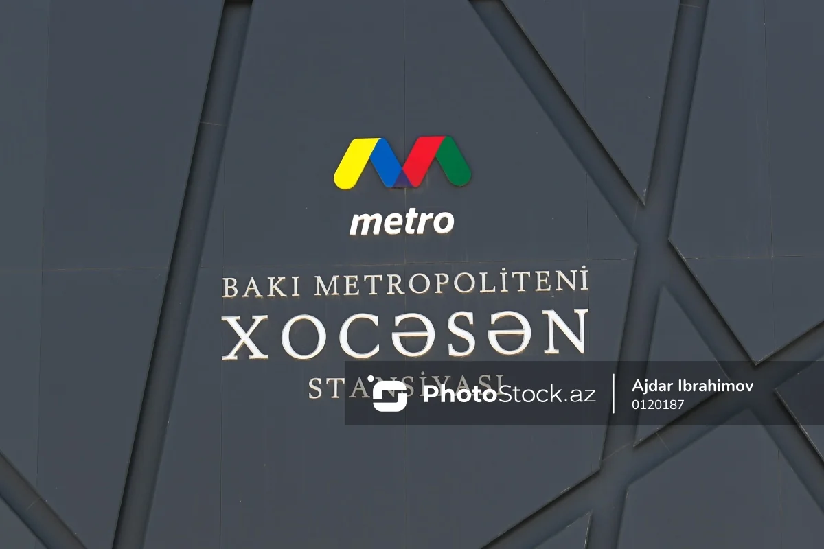 Водителям запретили парковать автомобили перед станцией метро 