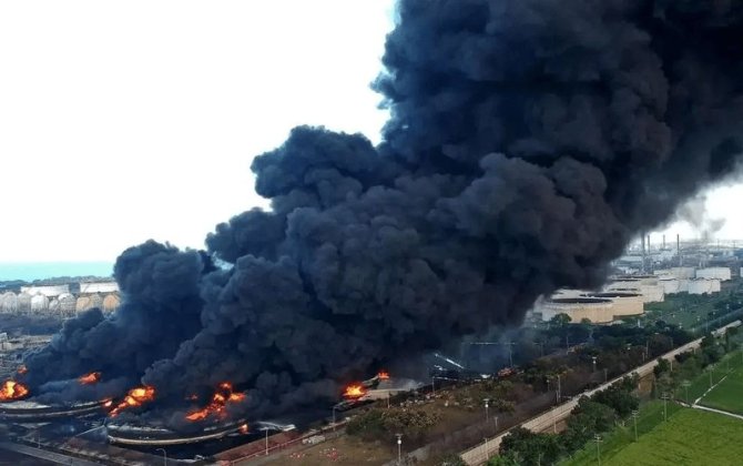 Küveytdə neft zavodu vuruldu: İstehsal DAYANDI