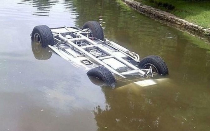 В Нефтчалинском районе автомобиль упал в канал, погибли два брата