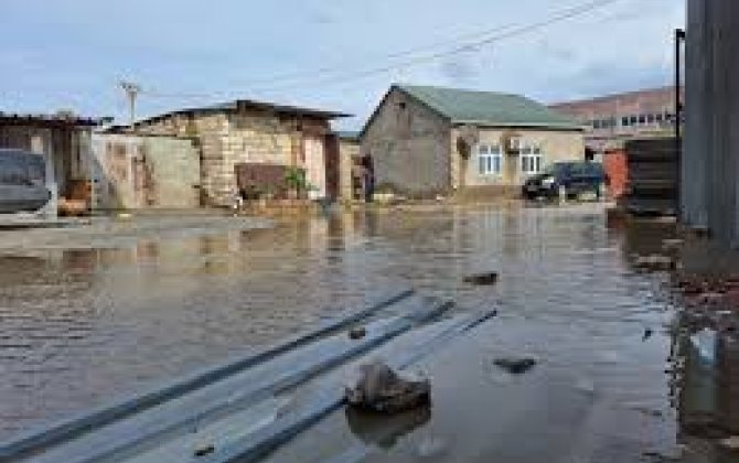 В одном из районов Баку произошел обвал канализации, дома затопило