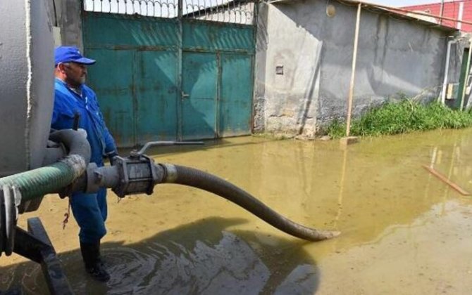 Bakıda kanalizasiya kollektoru çökdü, həyətyanı sahələr subasmaya məruz qaldı - VİDEO
