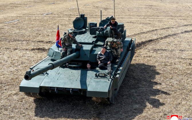 Ким Чен Ын прокатился с дочерью на танке-ФОТО