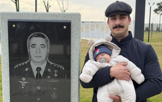 Nəvəsi və oğlu Milli Qəhrəmanın məzarını ziyarət etdi