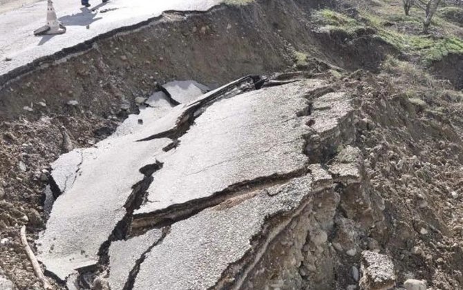 AAYDA: Sürüşmə Muğanlı–İsmayıllı yolunun hərəkət hissəsinə ziyan vurmayıb