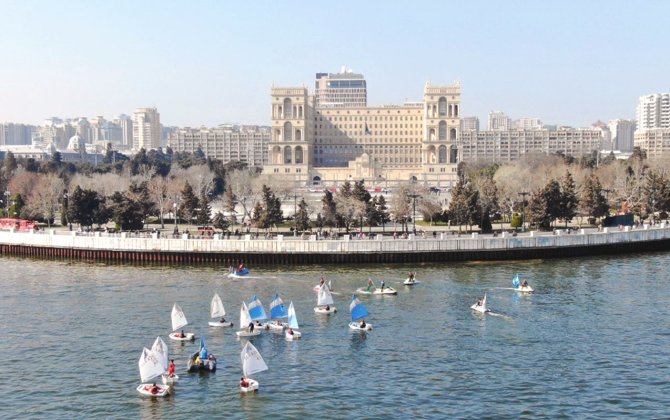 Bakıda Xəzərin suları avarçəkmə və yelkənli qayıqlarla bəzəndi - FOTO