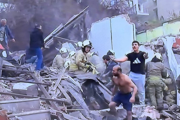 В Стамбуле обрушился жилой дом, есть пострадавшие-ОБНОВЛЕНО-ВИДЕО