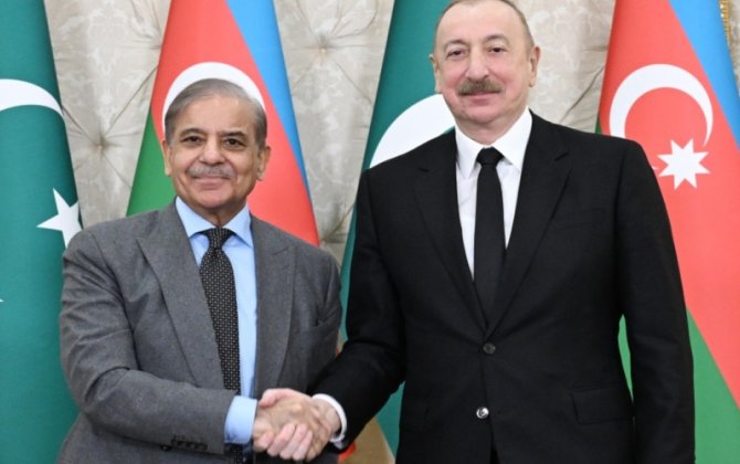 Ильхам Алиев поздравил Шахбаза Шарифа