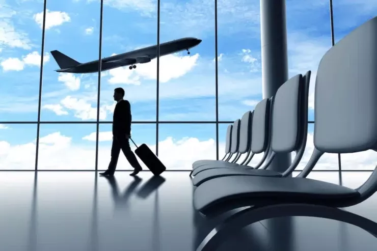 Hava limanında KURYOZ: oyuncaqlar arasında yanıb-sönən 