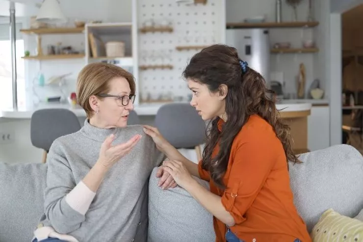 Qayınanaların NƏZƏRİNƏ: gəlininizin sizə gizli nifrət etdiyini göstərən 7 ifadə