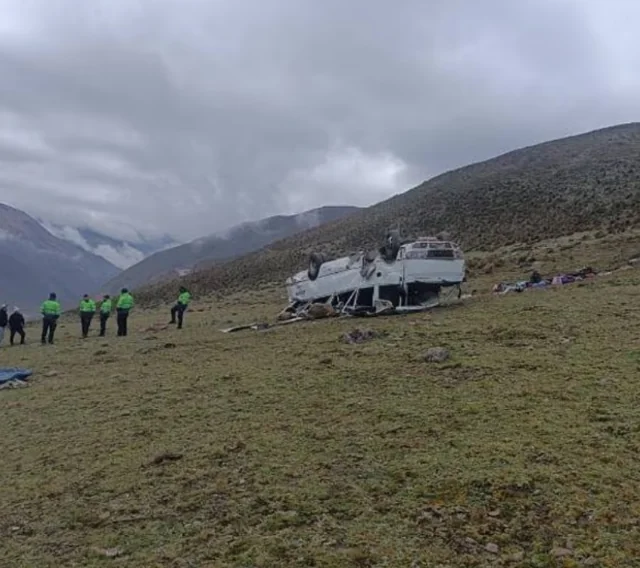 Туристический автобус упал с горы в Перу, 9 человек погибли 