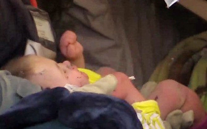 Təbrizdə ABŞ-İsrail bombardmanından sonra bir ailədən salamat qalan 1 yaşlı qız dağıntılar altından xilas edildi...+VİDEO