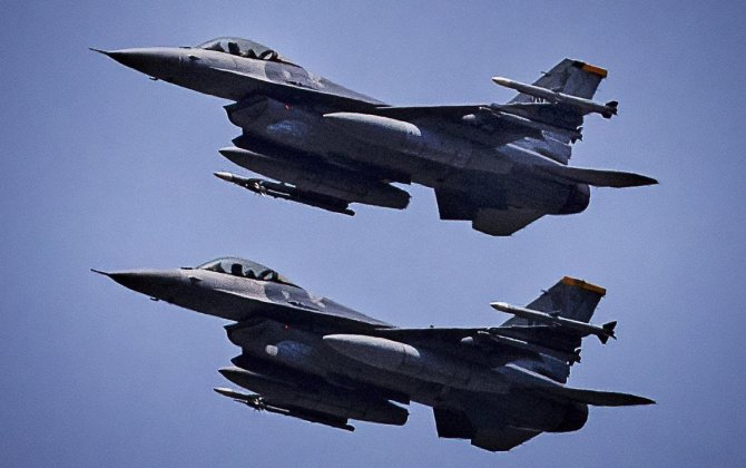 США перебросили на Ближний Восток еще 12 истребителей F-16