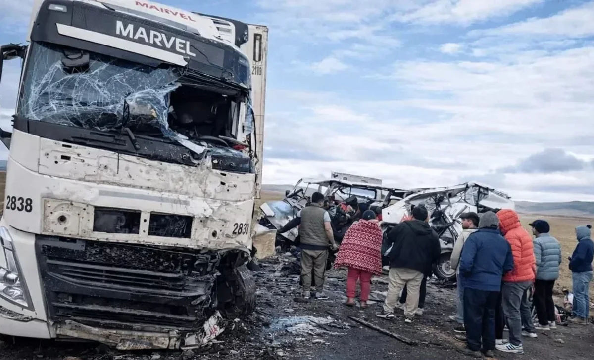 Mikroavtobusla yük maşını toqquşdu - Çox sayda ölənlər var