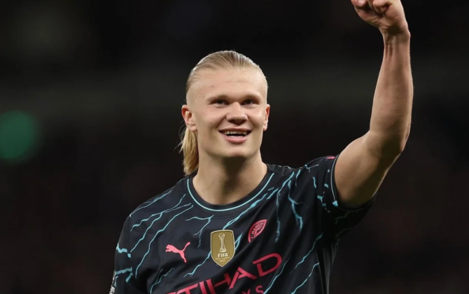 Erlinq Holann Norveçin ən bahalı kitabını satın alaraq doğma şəhərinin bələdiyyəsinə hədiyyə edib