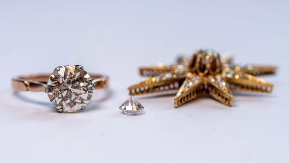 В Польше на свалке нашли бриллианты и драгоценности